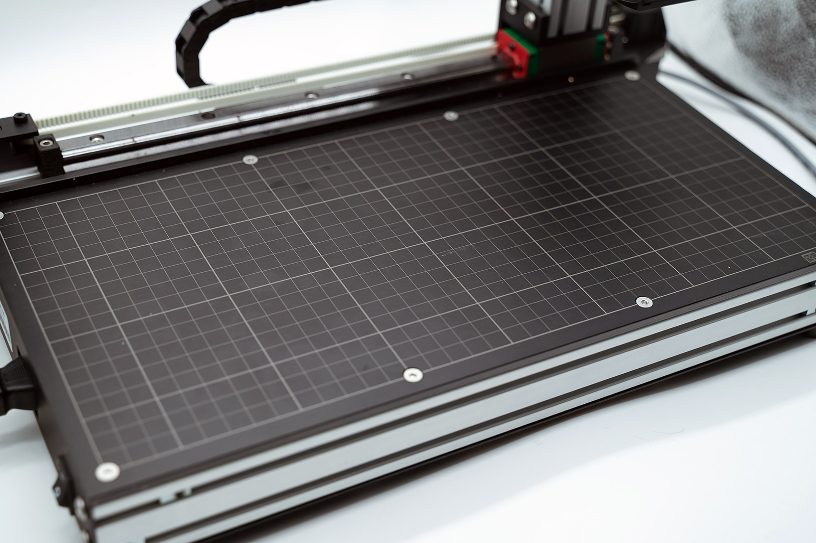 Potiskovací stolek s motorickým pojezdem TBL M 40 a TBL M 60 od TS Electronis Zlín, s.r.o.