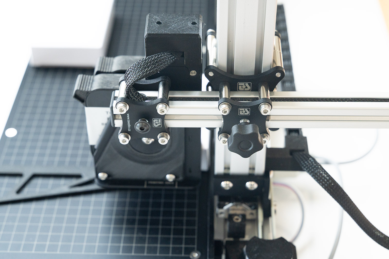 Potiskovací stolek s motorickým pojezdem TBL M 40 a TBL M 60 od TS Electronis Zlín, s.r.o.