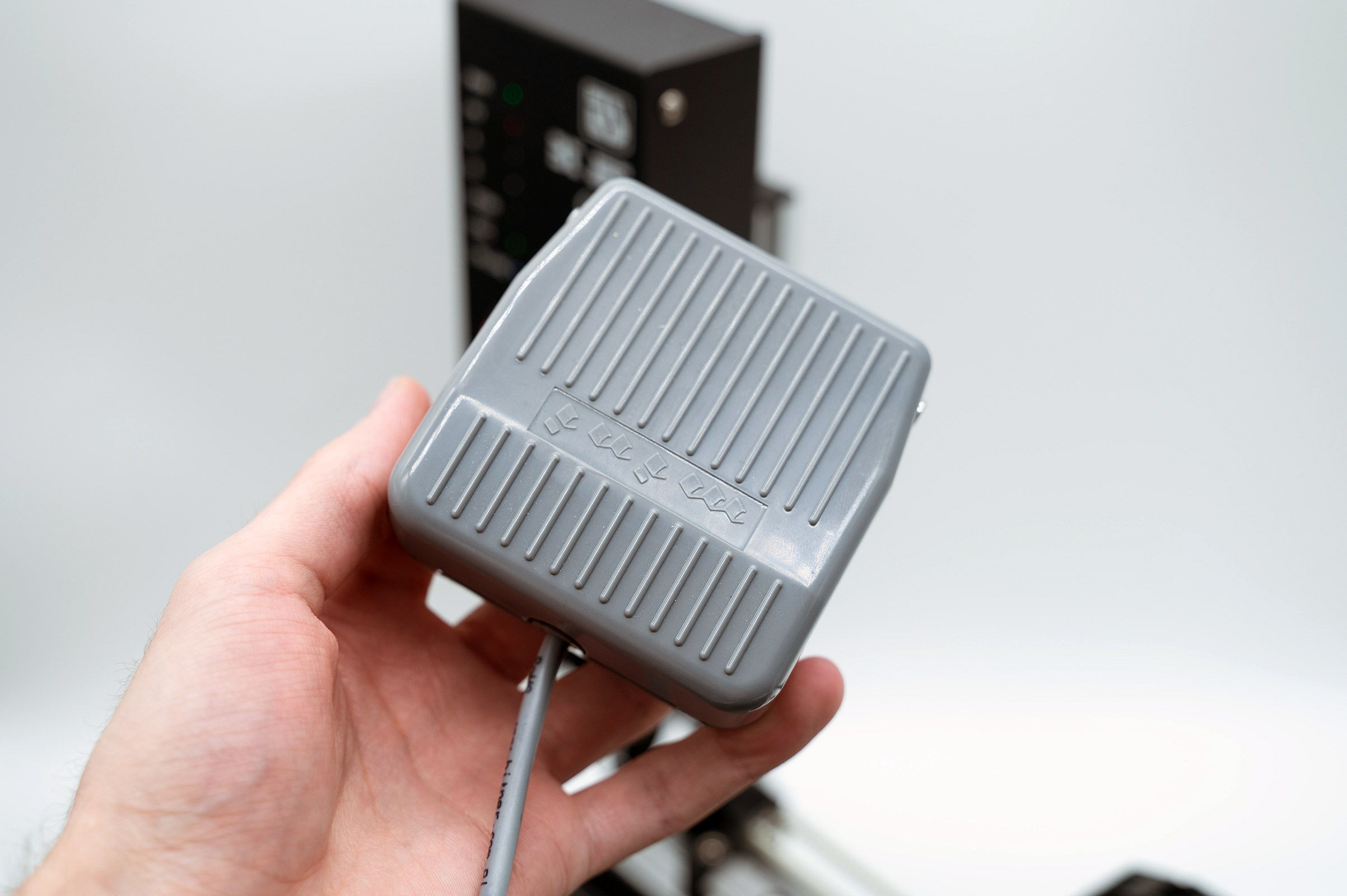 Potiskovací stolek s motorickým pojezdem TBL M 40 a TBL M 60 od TS Electronis Zlín, s.r.o.